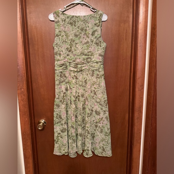 Beautiful Dress Barn Woman’s V-Neck Dress, Size 12 - Picture 3 of 3